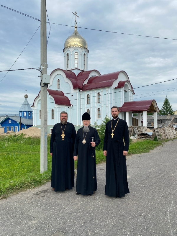 Епископ Василий посетил храмы в Коноше