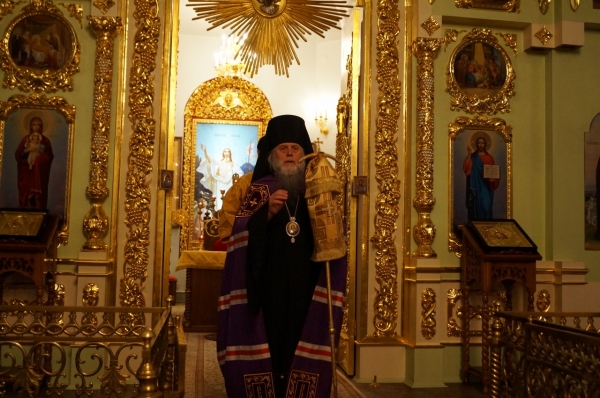 Накануне дня памяти апостола и евангелиста Иоанна Богослова епископ Василий совершил Всенощное бдение в Свято-Лонгиновом храме г. Коряжмы