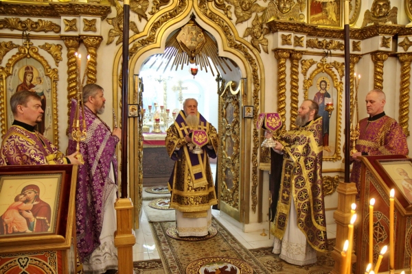 В Неделю Крестопоклонную епископ Василий совершил Божественную литургию  