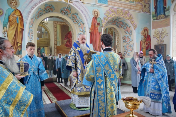 В Престольный Праздник епископ Василий совершил Литургию в храме Владимирской иконы Божией Матери г. Котласа