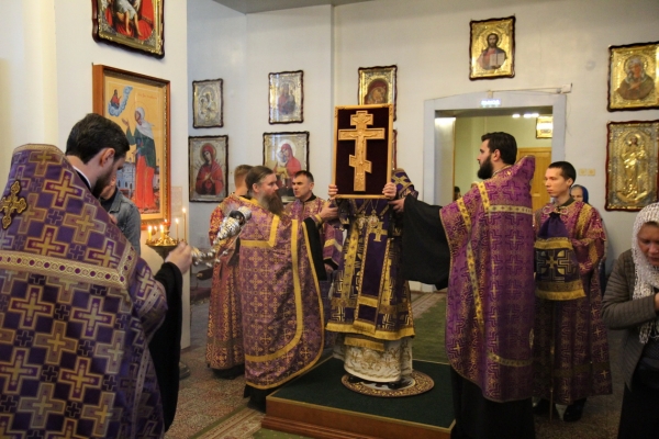 Накануне Воздвижения Честного и Животворящего Креста Господня епископ Василий совершил Всенощное бдение