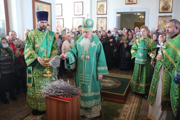 В праздник Входа Господня в Иерусалим епископ Василий совершил Божественную литургию в Коряжме