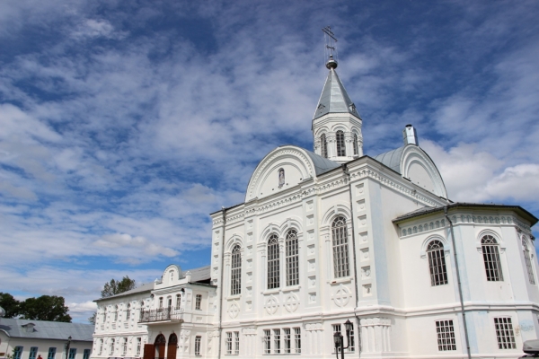 В праздник Рождества Иоанна Крестителя епископ Василий совершил Божественную литургию в Коряжме