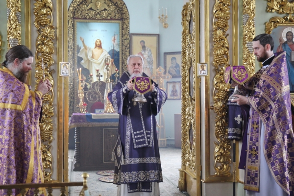 В Великий Четверг Страстной Седмицы епископ Василий совершил Литургию св. Василия Великого в Коряжме