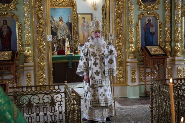 В день возвращение вериг и власяницы прп. Лонгина епископ Василий совершил Божественную литургию