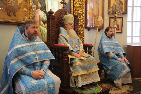 В праздник Введения во храм Пресвятой Богородицы епископ Василий совершил Божественную литургию