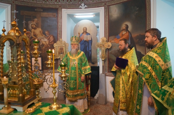 В День Святого Духа епископ Василий совершил Литургию в храме в честь Святой Троицы с. Красноборск
