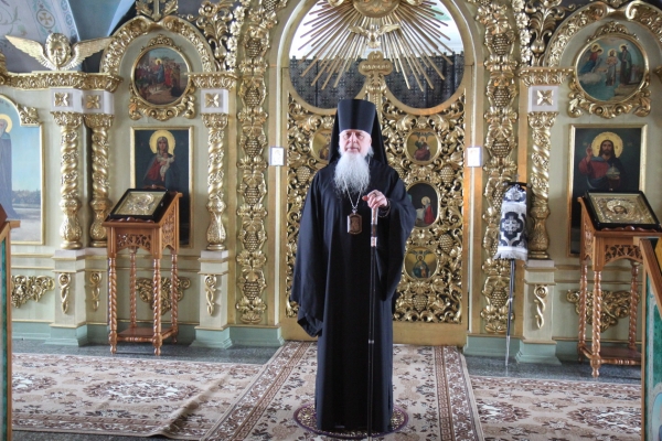 Епископ Василий в понедельник первой седмицы Великого Поста молился за уставным Богослужением в Никольском храме г. Коряжмы