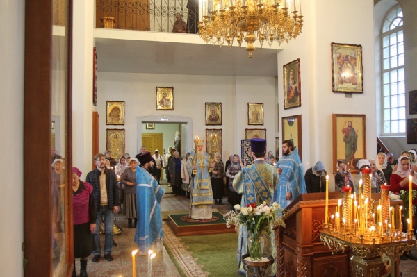 В Неделю перед Воздвижением епископ Василий совершил Божественную литургию в Коряжме