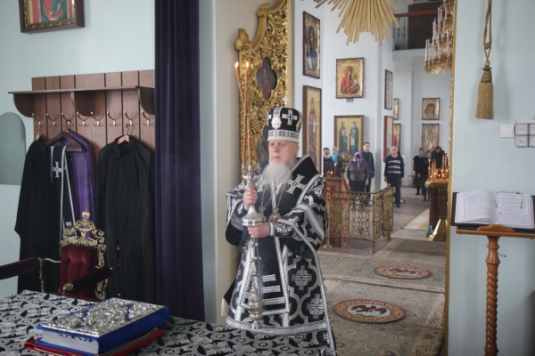 В Великий Вторник епископ Василий совершил Литургию Преждеосвященных Даров