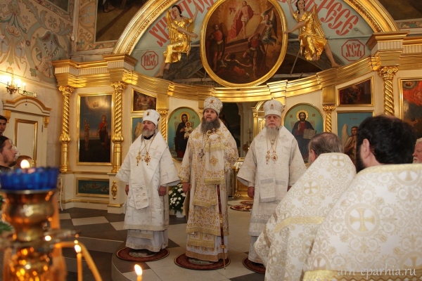 Собор архиереев Архангельской митрополии совершил Божественную литургию в праздник Преображения Господня