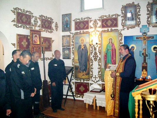 Молитву об усопших вознесли в храме ИК №4 г. Котласа