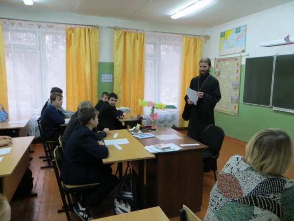 Священник встретился с учениками средней школы п. Савватия