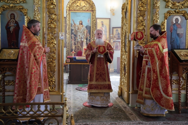 В день памяти свв. Мефодия и Кирилла епископ Василий совершил Божественную литургию в Коряжме
