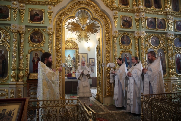 В праздник Собора святых Архангельской митрополии епископ Василий совершил Литургию в Коряжме