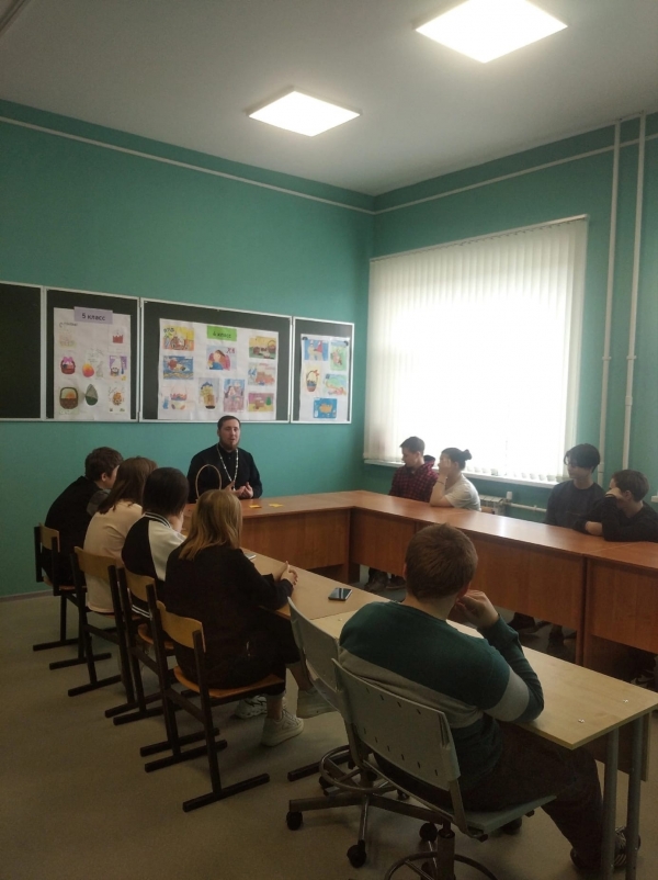 В Ровдинской школе ученики старших классов встретились со священнослужителем 