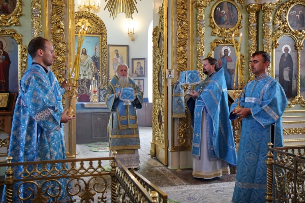 В праздник Успения Пресвятой Богородицы епископ Василий совершил Божественную литургию 