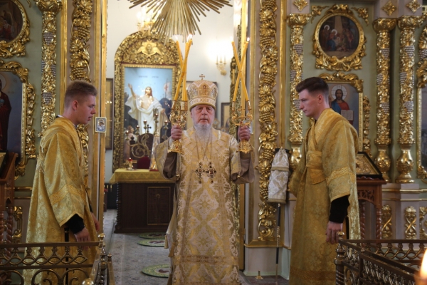 В Неделю 3-ю по Пятидесятнице епископ Василий совершил Божественную литургию в Коряжме