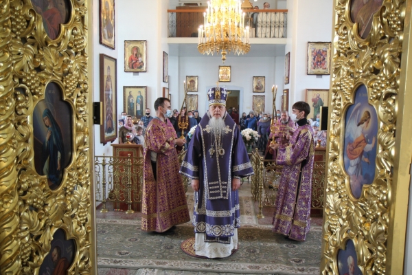 В неделю 4-ю Великого поста епископ Василий совершил Божественную литургию в Коряжме