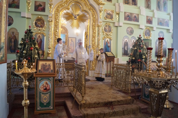 В навечерие Рождества Христова епископ Василий совершил Божественную литургию в храме прп. Лонгина Коряжемского
