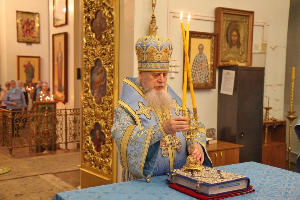 В праздник Введения во Храм Пресвятой Богородицы епископ Василий совершил Божественную литургию в Коряжме 