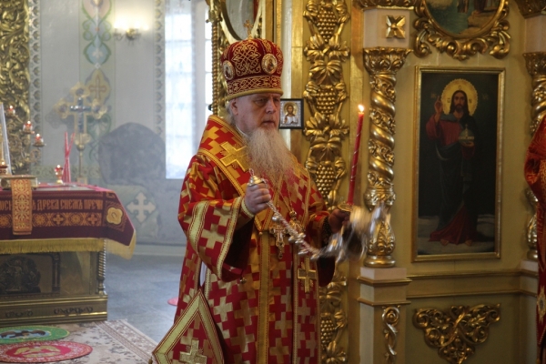 Епископ Василий совершил Всенощное бдение с чтением акафиста в Свято-Никольском храме г. Коряжмы 