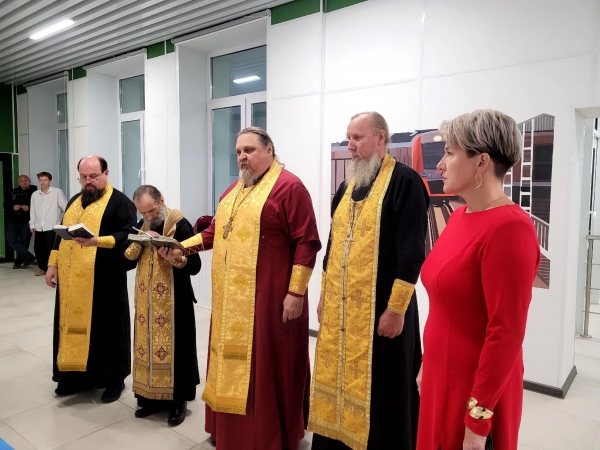 Духовенством Няндомского благочиния освящена новая школа