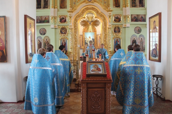 В день памяти Почаевской иконы Божией Матери епископ Василий совершил Божественную литургию в храме прп. Лонгина Коряжемского