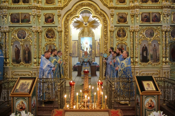 В день памяти иконы Божией Матери «Нечаянная Радость» епископ Василий совершил Божественную литургию в Коряжме
