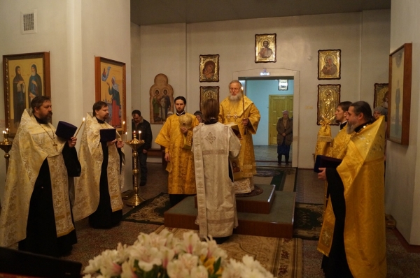 Накануне дня памяти свт. Иоанна Златоустого епископ Василий совершил Всенощное бдение в храме прп. Лонгина Коряжемского