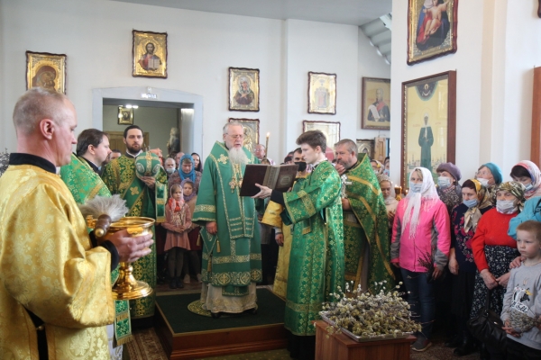 В праздник Входа Господня в Иерусалим Епископ Василий совершил Литургию в Свято-Лонгиновом храме г. Коряжмы 