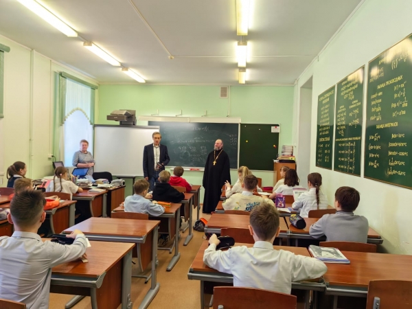Священник посетил РЖД лицей № 1 в Котласе