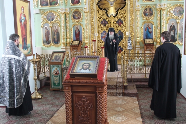 В четверг первой седмицы Великого Поста епископ Василий молился за уставным Богослужением в храме прп. Лонгина Коряжемского г. Коряжма