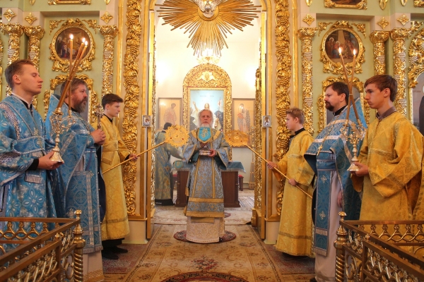 В праздник Казанской иконы Божией Матери епископ Василий совершил Божественную литургию в Коряжме