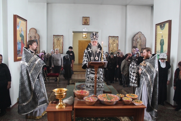 В пятницу первой недели Великого поста епископ Василий совершил Литургию Преждеосвященных Даров в храме прп. Лонгина г. Коряжма