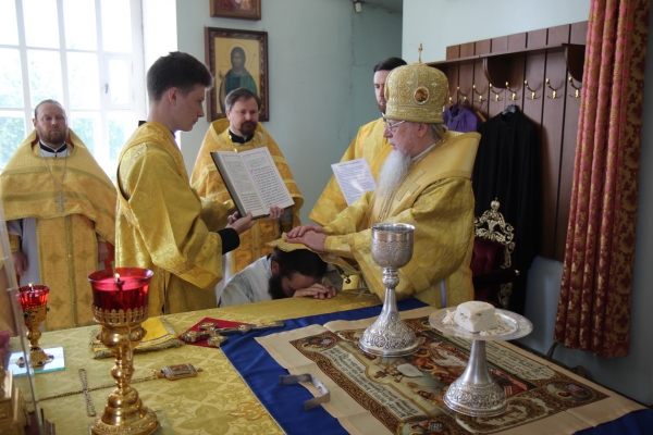 В день памяти апостолов Петра и Павла епископ Василий совершил Литургию в Свято-Лонгиновом храме г. Коряжмы