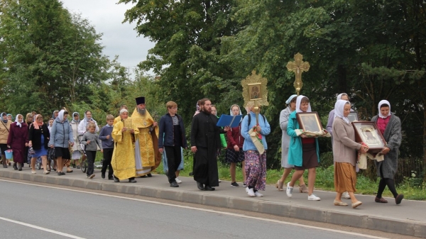 В Красноборске состоялся Крестный ход к памятному Кресту, установленному на месте бывшего  Спасского собора.