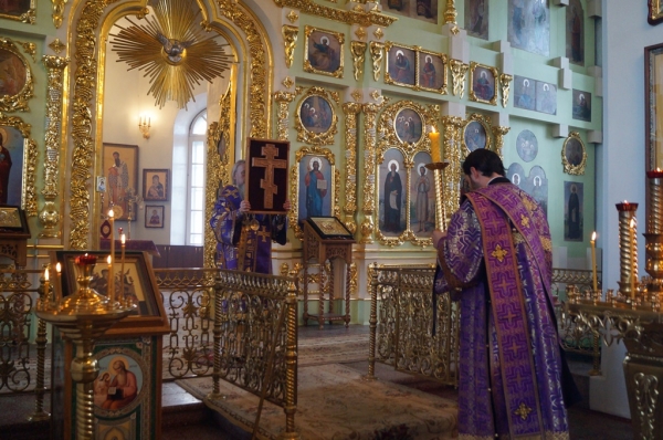 Накануне происхождения Честных Древ Животворящего Креста Господня епископ Василий совершил Всенощное бдение
