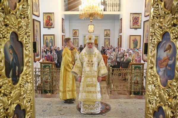 В день памяти свт. Иоанна Златоуста, архиеп. Константинопольского, епископ Василий совершил Божественную литургию 