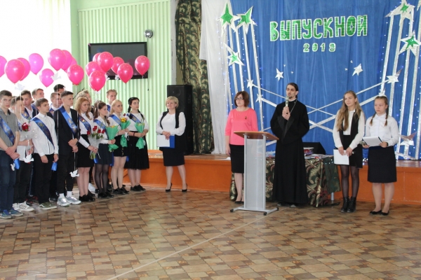 Настоятель храма в Октябрьском принял участие в последнем звонке
