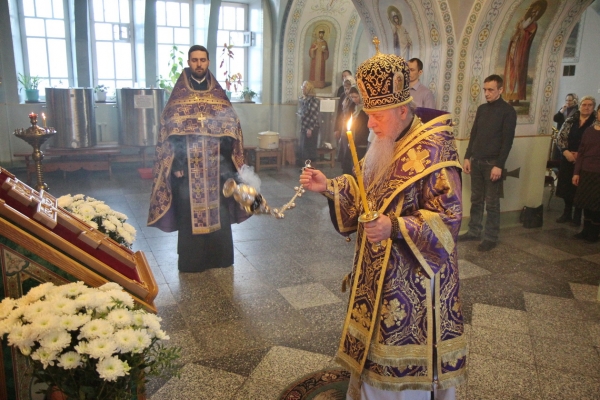 Накануне Недели Крестопоклонной епископ Василий совершил Всенощное бдение в Коряжме