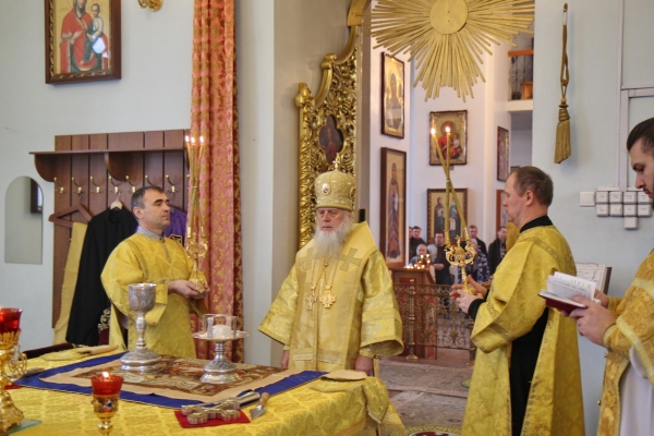 В день памяти прп. Амвросия Оптинского епископ Василий совершил Божественную литургию