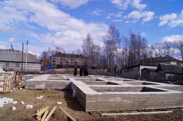 В Октябрьском продолжается строительство нового храма