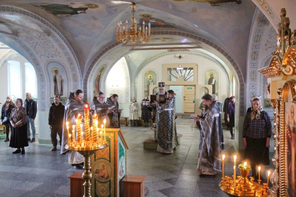 Епископ Василий совершил Литургию Преждеосвященных Даров в Коряжме