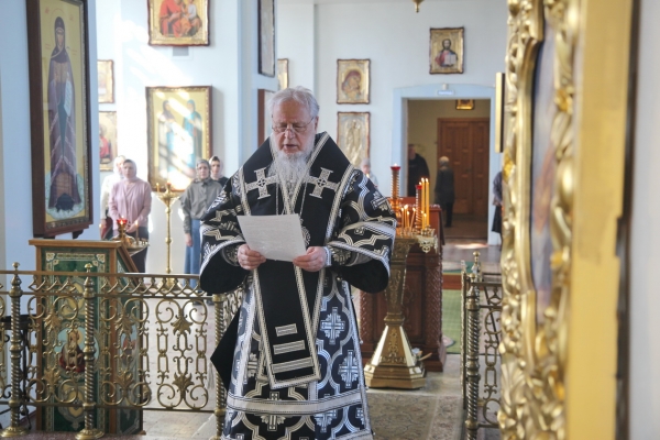 В среду 6-й седмицы Великого Поста епископ Василий совершил Литургию Преждеосвященных Даров в Коряжме