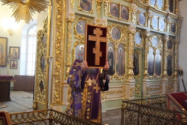 Накануне недели Крестопоклонной епископ Василий совершил Всенощное бдение в Коряжме