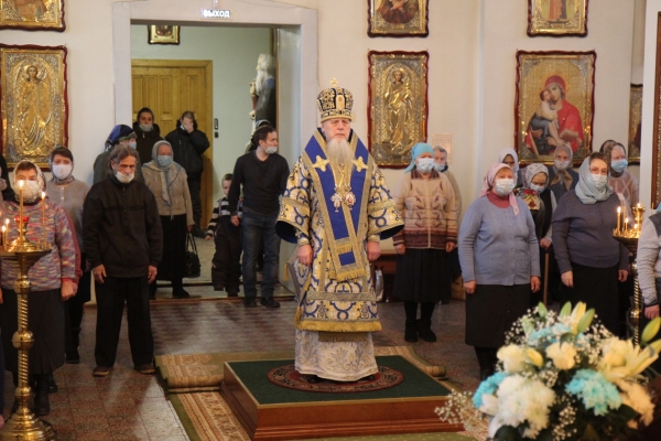 В праздник Введения во Храм Пресвятой Богородицы епископ Василий совершил Божественную литургию в Коряжме 