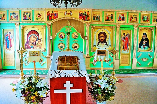 В храме прп. Серафима Саровского в Коноше установлен новый иконостас