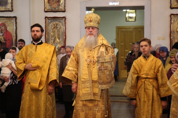 В день памяти иконы Божией Матери «Нечаянная Радость» епископ Василий совершил Божественную Литургию в Коряжме