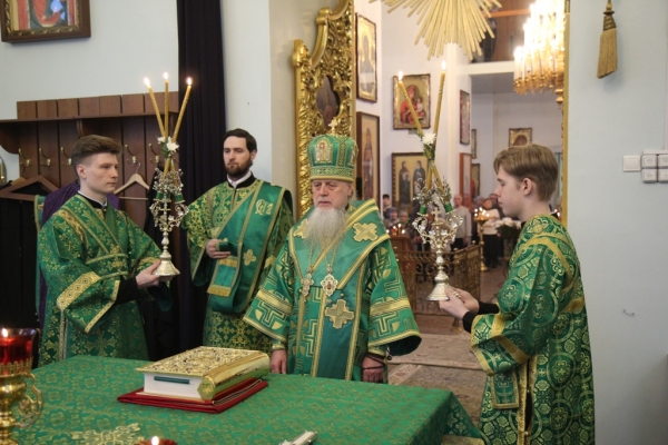 Накануне Вербного Воскресенья епископ Василий совершил Всенощное бдение в храме прп. Лонгина Коряжемского